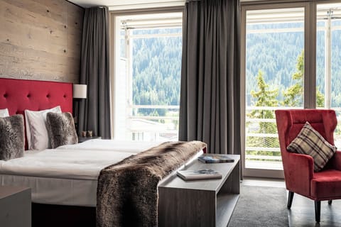 Junior Suite, Mountain View | Premium bedding, in-room safe, desk, soundproofing