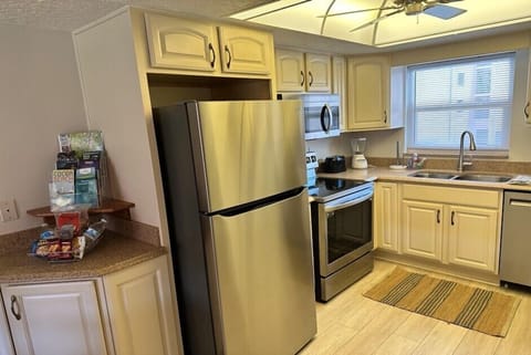 Condo, Multiple Beds, Balcony, Partial Ocean View | Private kitchen | Fridge, microwave, oven, stovetop