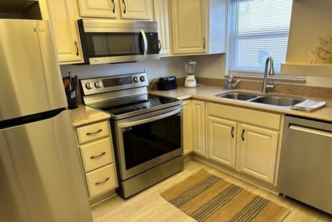 Condo, Multiple Beds, Balcony, Partial Ocean View | Private kitchen | Fridge, microwave, oven, stovetop