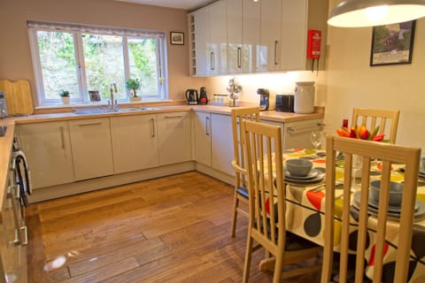Cottage | Private kitchen | Fridge, dishwasher, electric kettle, toaster