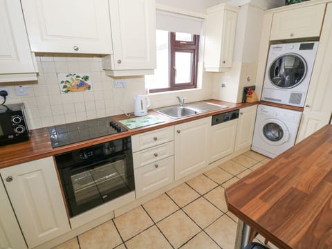 Cottage | Private kitchen | Dishwasher, cookware/dishes/utensils