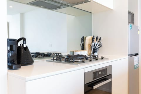 Deluxe Apartment | Private kitchen | Full-size fridge, microwave, oven, stovetop