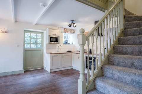 32-inch Smart TV with cable channels, fireplace