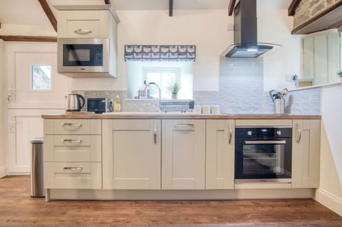 Cottage (2 Bedrooms) | Private kitchen | Microwave, oven, stovetop, dishwasher