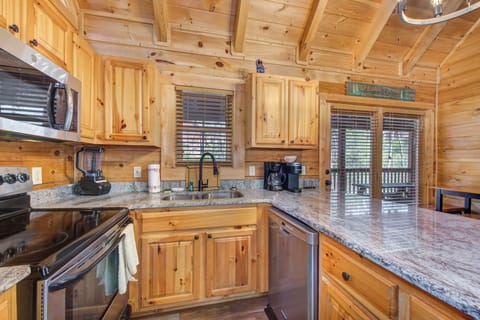 Cabin, Multiple Beds, Hot Tub, Garden View | Private kitchen | Fridge, microwave, oven, stovetop