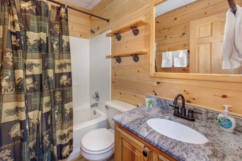 Cabin, Multiple Beds, Hot Tub, Garden View | Bathroom | Towels, toilet paper