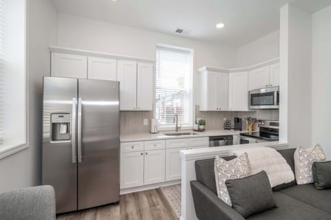 Condo, 1 Queen Bed, Kitchen, Garden View (Covington Charm 201 ) | Interior