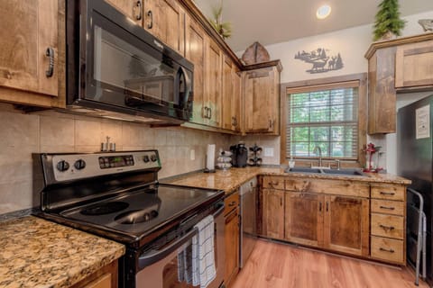 Cabin, Multiple Beds, Jetted Tub | Private kitchen | Fridge, microwave, oven, stovetop