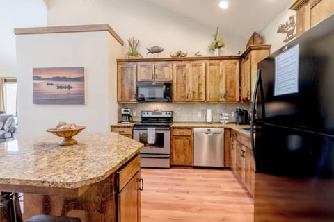 Cabin, Multiple Beds, Jetted Tub | Private kitchen | Fridge, microwave, oven, stovetop