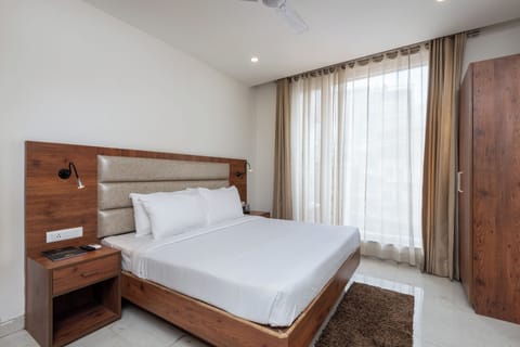 Deluxe Room | Iron/ironing board, free WiFi