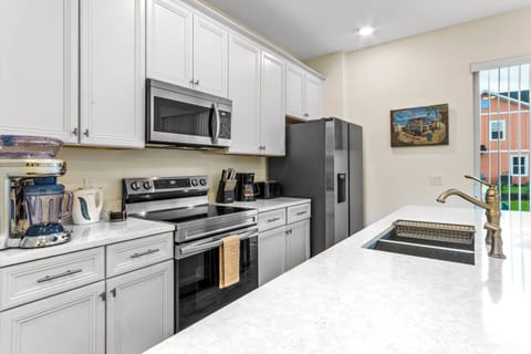 Townhome, Multiple Beds, Pool Access, Garden View | Private kitchen | Fridge, microwave, oven, stovetop