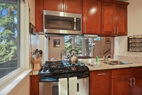 Condo, Multiple Beds, Balcony | Private kitchen | Fridge, microwave, oven, stovetop