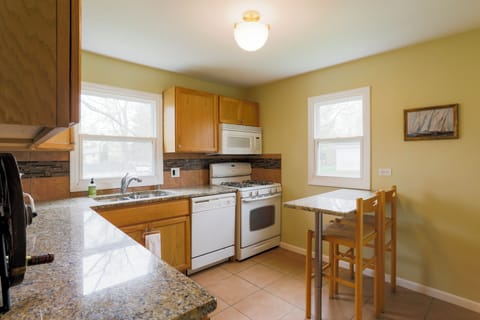 House, Multiple Beds, Patio, Garden View | Private kitchen | Fridge, microwave, oven, stovetop