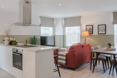 City Apartment | Private kitchen | Full-size fridge, microwave, oven, stovetop