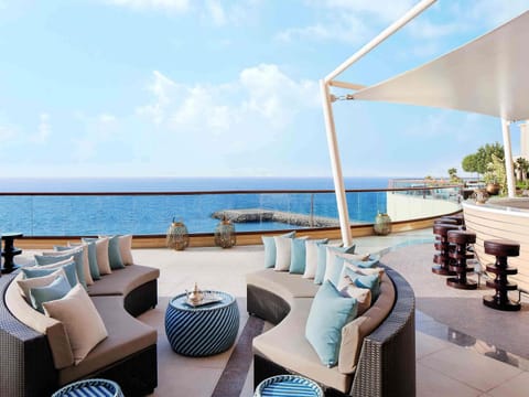 2 bars/lounges, swim-up bar, poolside bar, beach bar