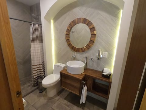 Design Room | Bathroom | Combined shower/tub, rainfall showerhead, hair dryer, towels