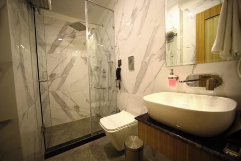 Junior Suite | Bathroom | Shower, rainfall showerhead, free toiletries, hair dryer