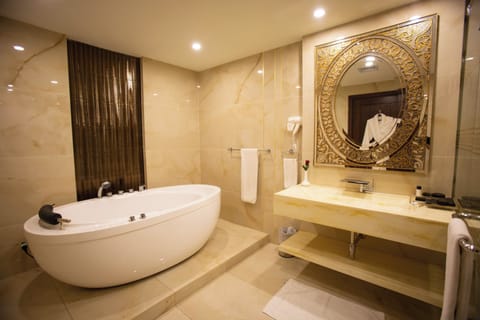 Royal Suite | Bathroom | Free toiletries, hair dryer, bathrobes, slippers