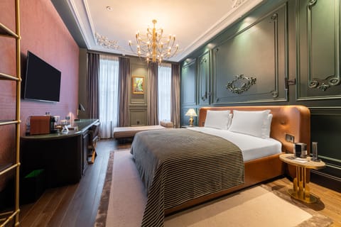 Grand Room, 1 King Bed | In-room safe, soundproofing, free WiFi, bed sheets