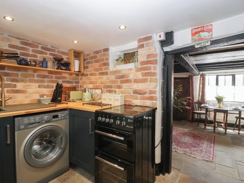 Cottage | Private kitchen | Fridge, electric kettle, toaster, cookware/dishes/utensils