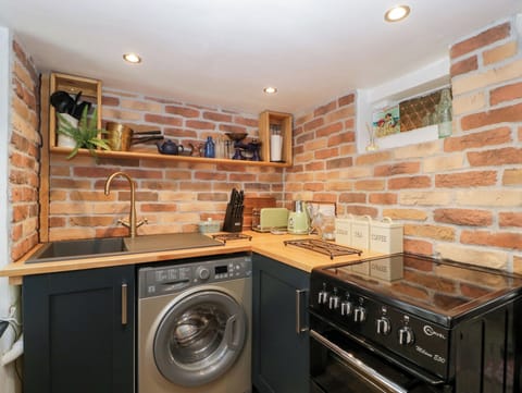 Cottage | Private kitchen | Fridge, electric kettle, toaster, cookware/dishes/utensils