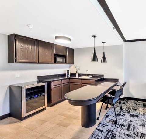 Suite, 1 Bedroom | Egyptian cotton sheets, premium bedding, pillowtop beds, in-room safe