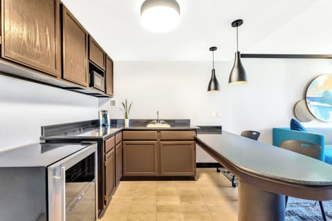 Suite, 1 Bedroom | Egyptian cotton sheets, premium bedding, pillowtop beds, in-room safe