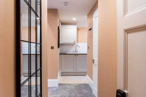 Super King Suite | Hypo-allergenic bedding, individually decorated, individually furnished