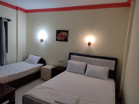 Deluxe Twin Room | Laptop workspace, soundproofing, free WiFi, bed sheets