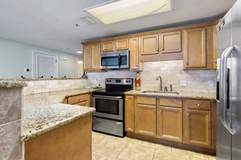 Condo, 3 Bedrooms | Private kitchen | Fridge, oven, coffee/tea maker