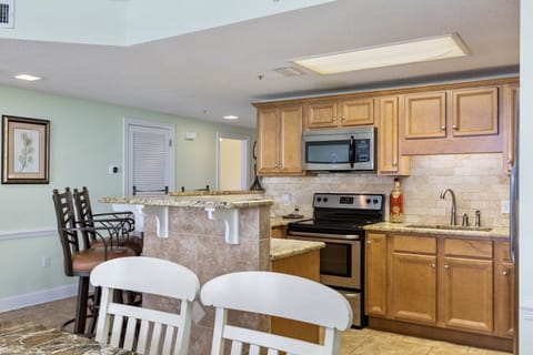 Condo, 3 Bedrooms | Private kitchen | Fridge, oven, coffee/tea maker