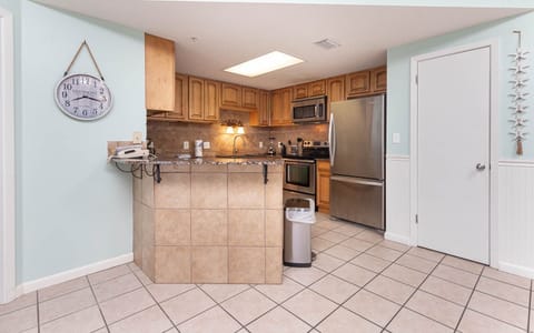 Condo, 3 Bedrooms | Private kitchen | Fridge, oven, coffee/tea maker