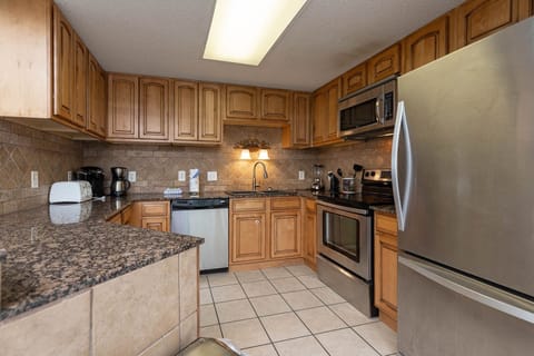 Condo, 3 Bedrooms | Private kitchen | Fridge, oven, coffee/tea maker