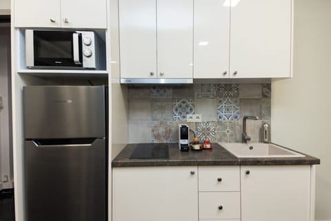 Apartment | Private kitchen | Full-size fridge, microwave, electric kettle, cookware/dishes/utensils