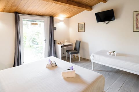 Standard Triple Room, Garden View | Desk, soundproofing, free WiFi, bed sheets