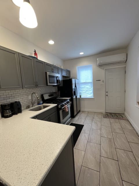 Basic Apartment | Private kitchen | Fridge, microwave, oven, stovetop