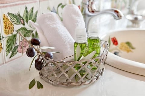 Classic Room | Bathroom amenities | Free toiletries, hair dryer, bathrobes, slippers