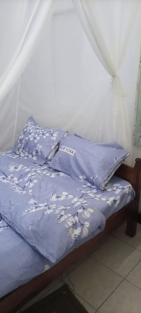 Basic Single Room | Iron/ironing board, free WiFi