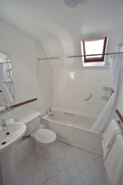 Double or Twin Room | Bathroom | Combined shower/tub, free toiletries, hair dryer, towels