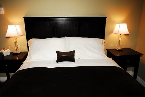 King Room, 1 King Bed, Ensuite | Desk, iron/ironing board, free WiFi