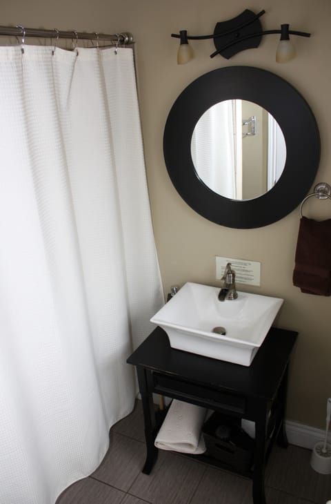 Deluxe Room, 1 Queen Bed, Ensuite | Bathroom | Free toiletries, hair dryer, towels