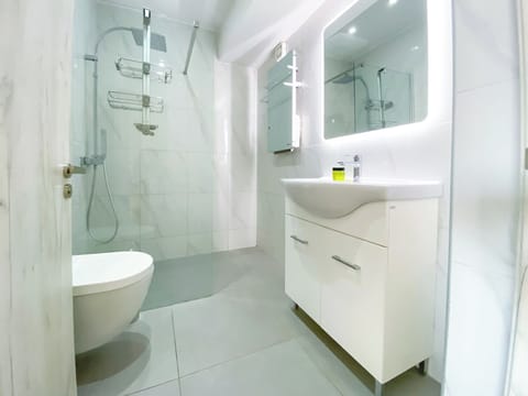 Luxury Studio | Bathroom