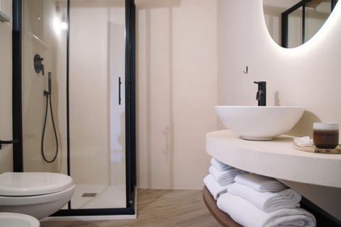 Deluxe Room | Bathroom | Shower, rainfall showerhead, free toiletries, hair dryer