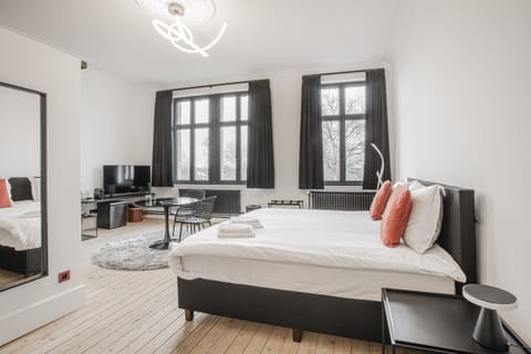 Deluxe Room | 1 bedroom, minibar, in-room safe, desk