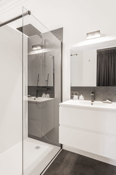 Deluxe Room | 1 bedroom, minibar, in-room safe, desk