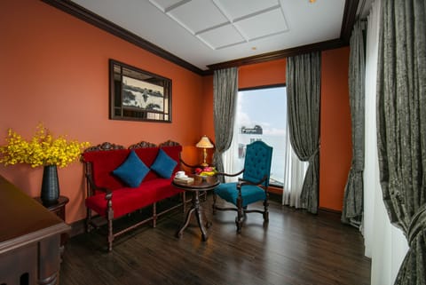 Senior Suite | Living area | 40-inch flat-screen TV with digital channels