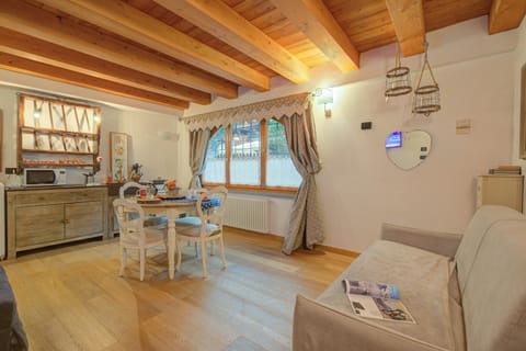 Family Studio (Cozy Nest In Bardonecchia) | Living room | 21-inch Smart TV with cable channels