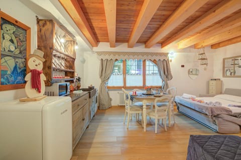 Family Studio (Cozy Nest In Bardonecchia) | Living room | 21-inch Smart TV with cable channels