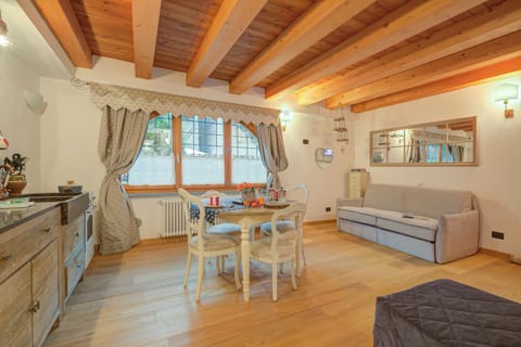 Family Studio (Cozy Nest In Bardonecchia) | Living room | 21-inch Smart TV with cable channels