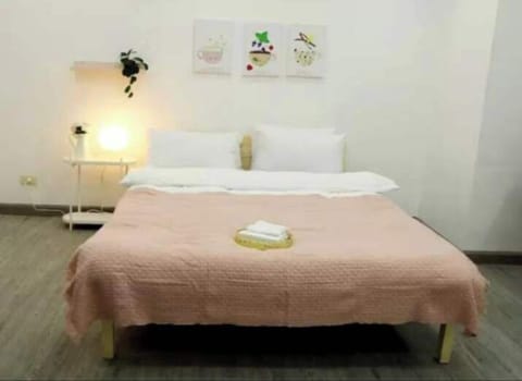 City Studio, 1 Queen Bed | Iron/ironing board, free WiFi